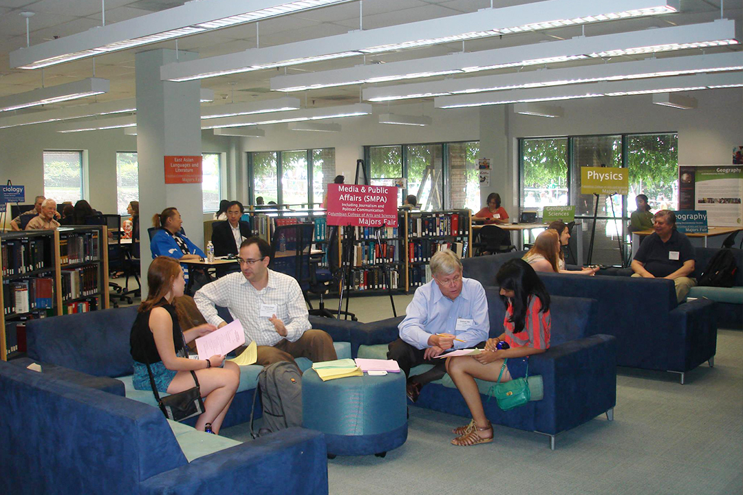 Students & faculty members meet at Eckles Library